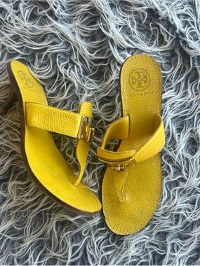Tory Burch Womens Yellow Gold Slip-On Kitten Heel Thong Sandals Size 8.5. Good u